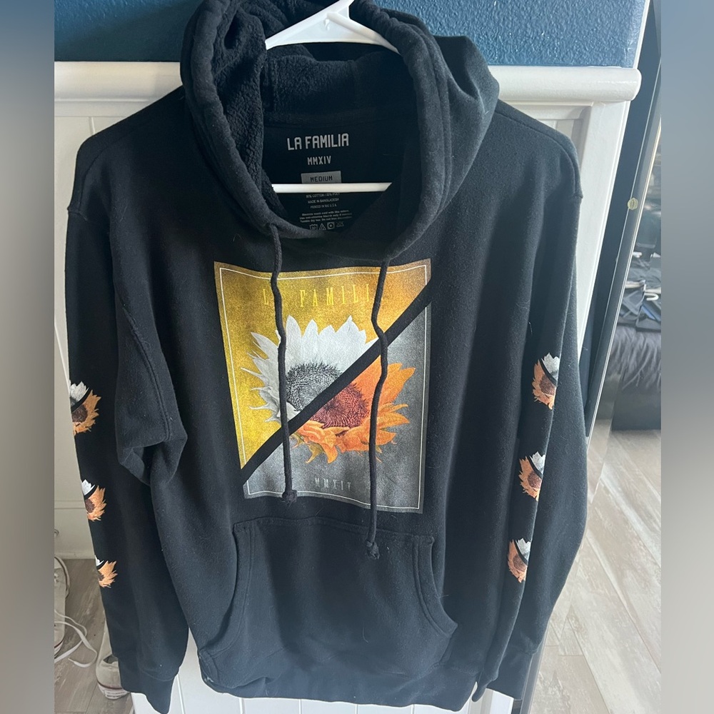 tillys la familia men’s hoodie size medium
